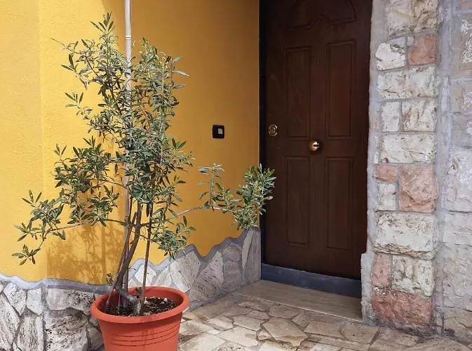 La Casetta Gialla Apartment *